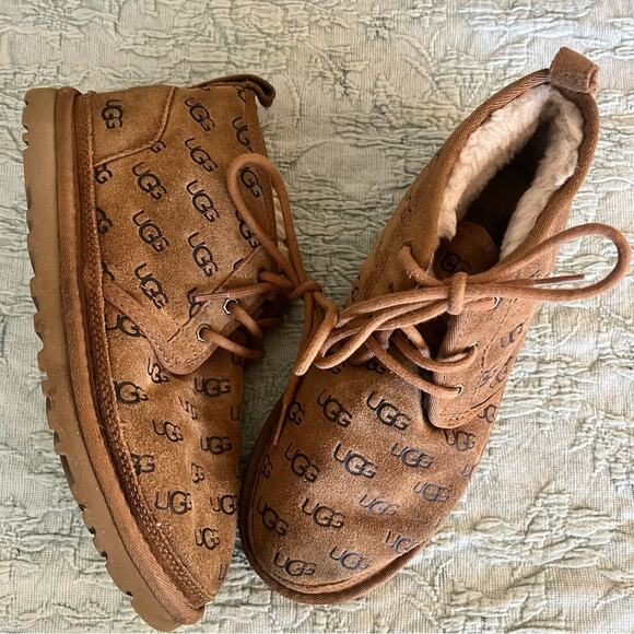 Ugg Nuemel Embossed Chukka Boot Chestnut Brown All Over Logo Womens Size 8 - Picture 8 of 11